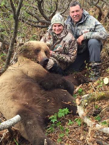 Охота на медведя видео 2023. Медведь охотник Аляска.